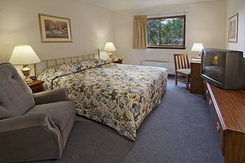 Americas Best Value Inn Marquette 02.[3]
